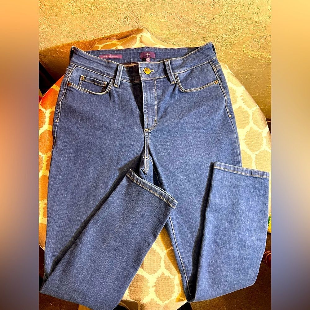 NYDJ Alina Legging Blue Jeans 10P medium wash high rise.